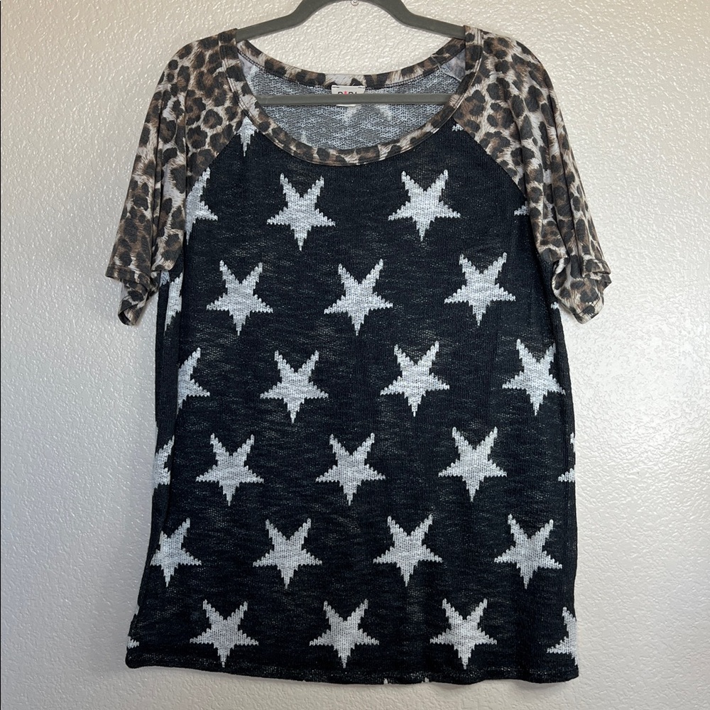 Knit star print top with cheetah sleeves, size large